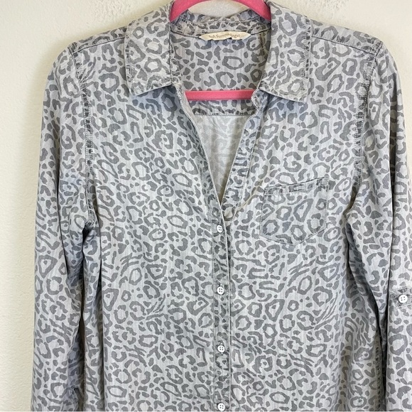 Soft Surroundings Chambray Cheetah Print Roll Tab Sleeve Button Up Grey Size M - Picture 3 of 7